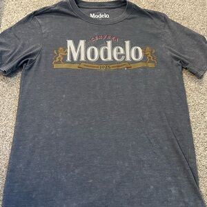 Modelo Charcoal Graphic Tee
